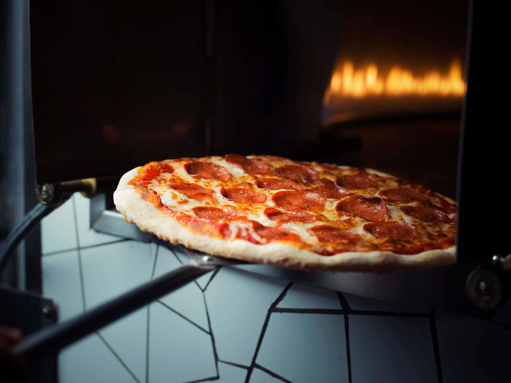 Sheraton Dammam Hotel & Convention Centre Екстериор снимка Pizza being removed from a wood-fired oven