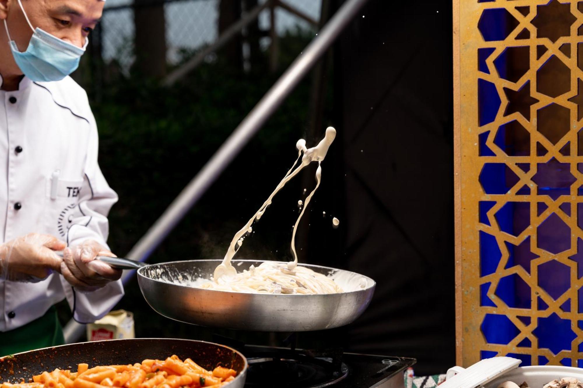 Sheraton Dammam Hotel & Convention Centre Екстериор снимка A chef tossing rice in a wok
