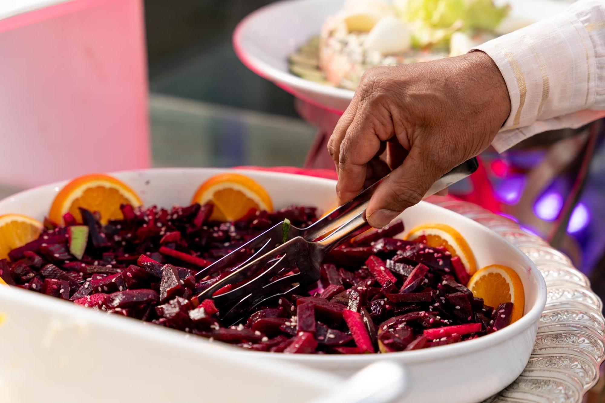 Sheraton Dammam Hotel & Convention Centre Екстериор снимка A hand using a buffet server to serve food