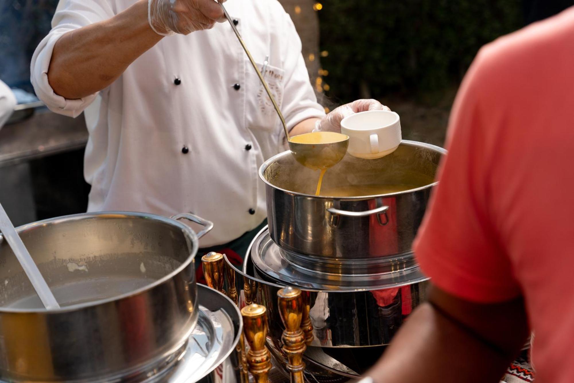 Sheraton Dammam Hotel & Convention Centre Екстериор снимка A chef preparing food