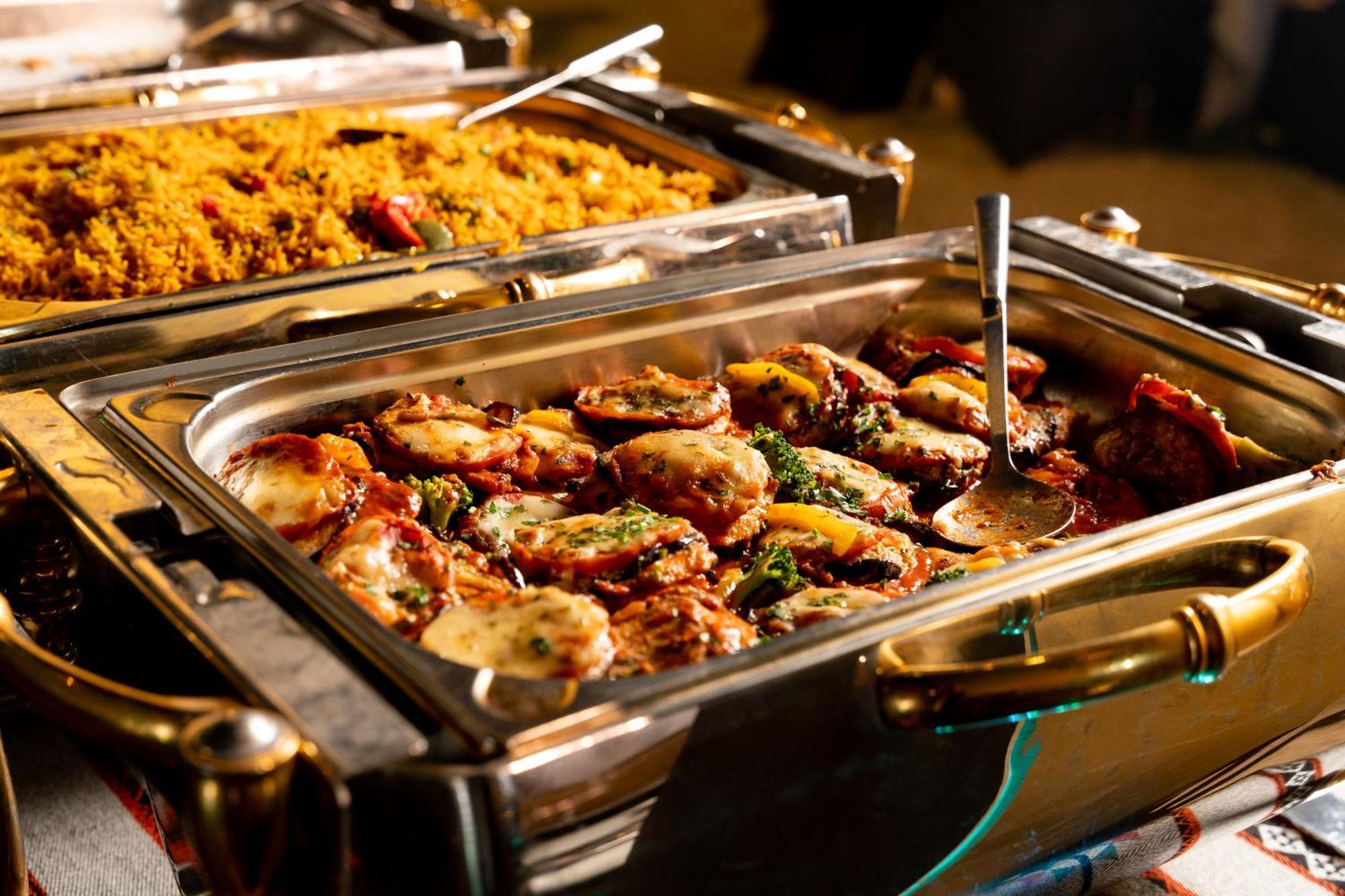 Sheraton Dammam Hotel & Convention Centre Екстериор снимка A chafing dish