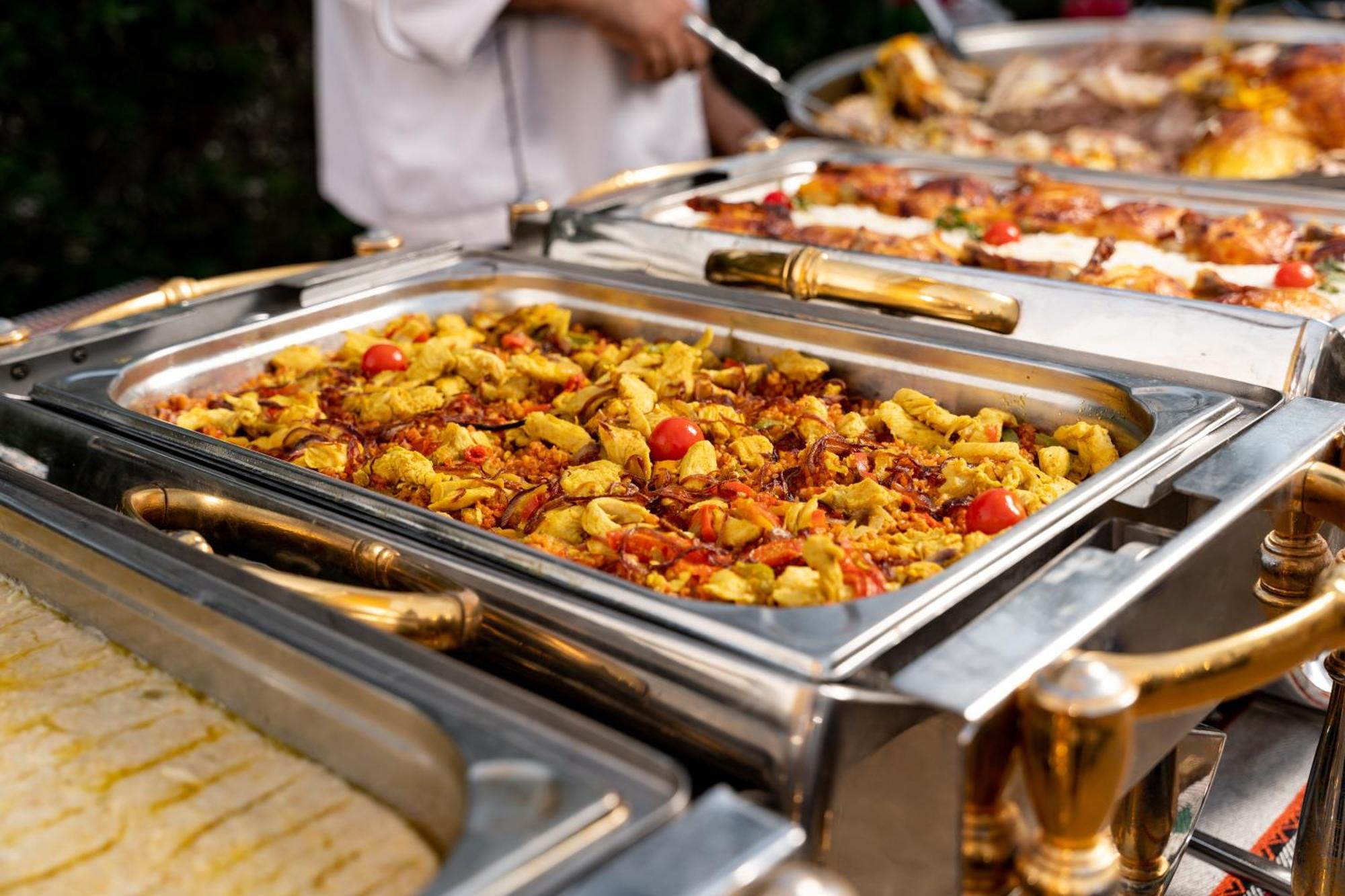 Sheraton Dammam Hotel & Convention Centre Екстериор снимка A chafing dish