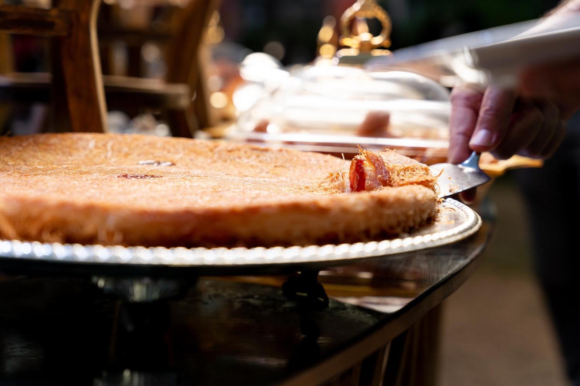 Sheraton Dammam Hotel & Convention Centre Екстериор снимка A pie server cutting into a pie