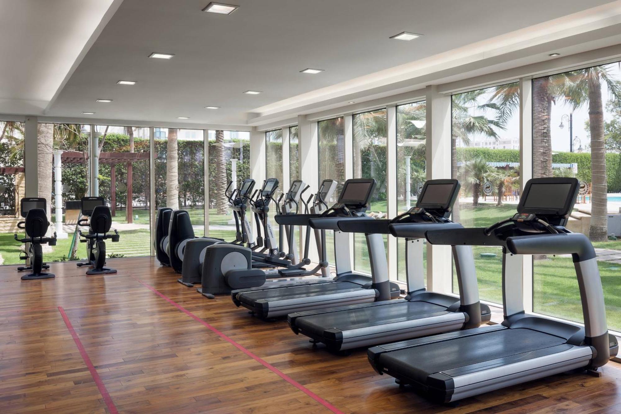 Sheraton Dammam Hotel & Convention Centre Екстериор снимка The gym at the Jumeirah Beach Hotel