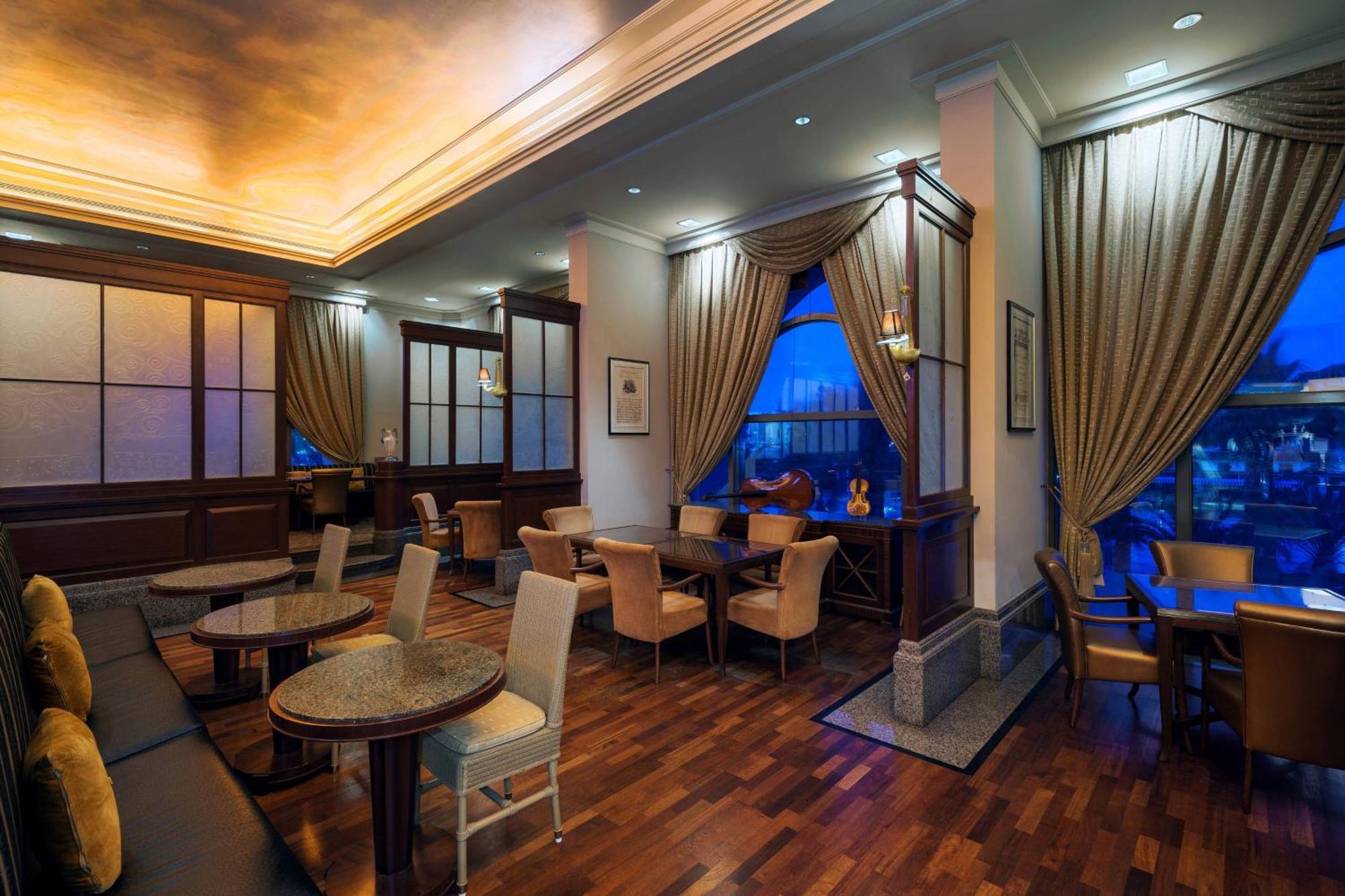 Sheraton Dammam Hotel & Convention Centre Екстериор снимка The lounge at the airport